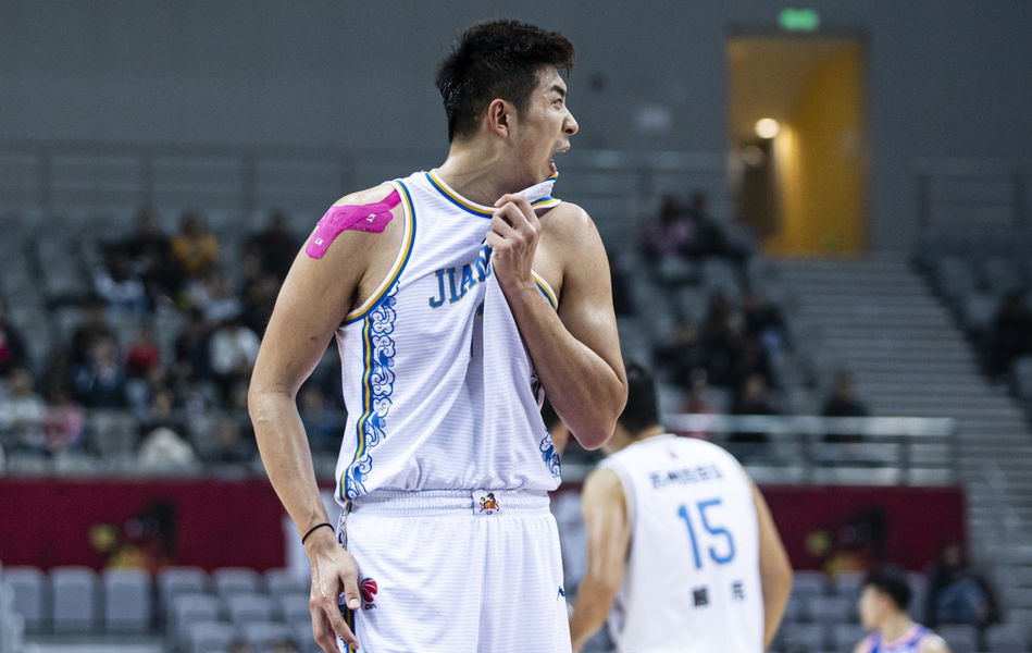 包含猛龙队核心伤愈复出，助球队获重要胜利的词条