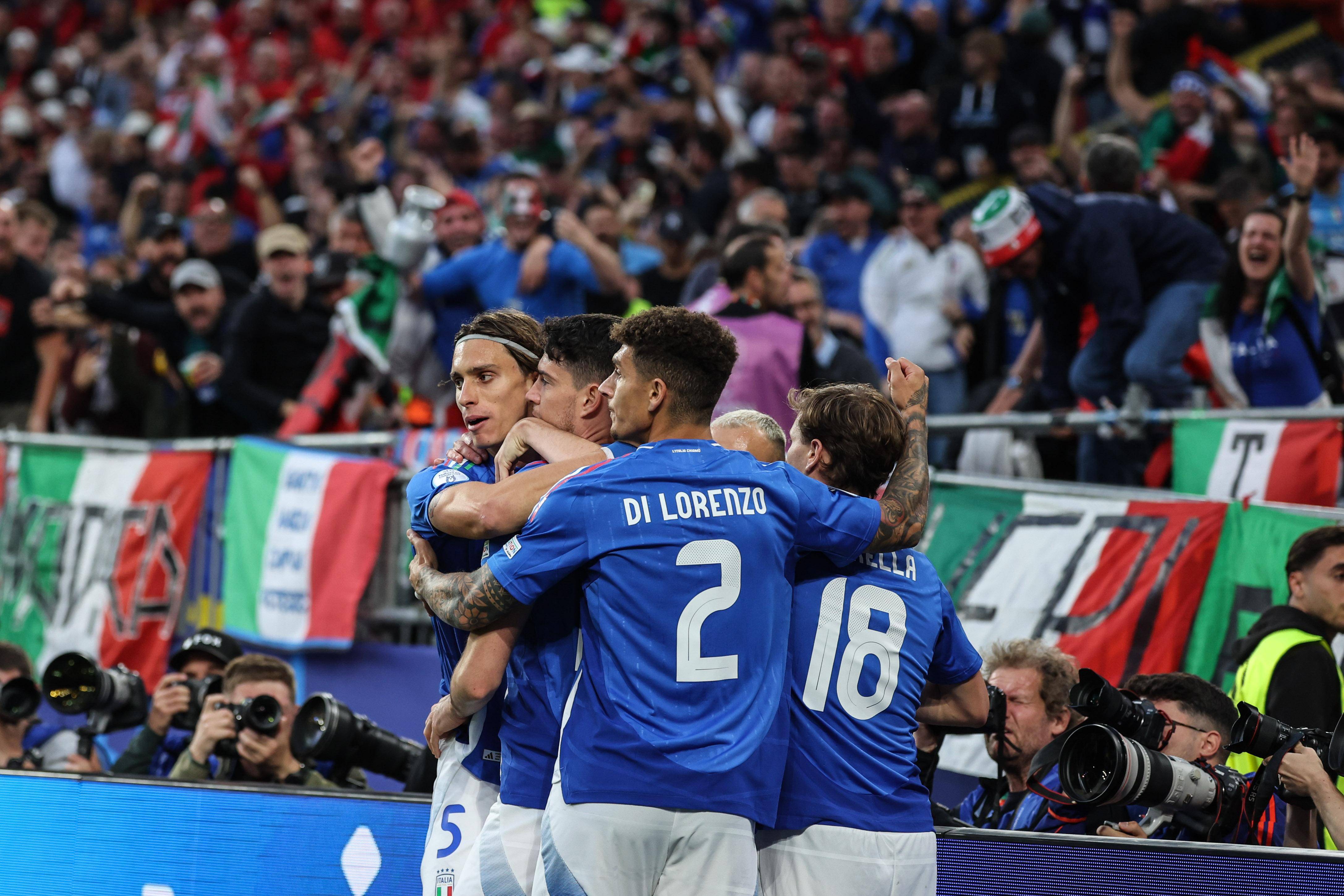 包含阿尔巴尼亚队逆袭成功，拿下欧洲杯预选赛小组第三的词条