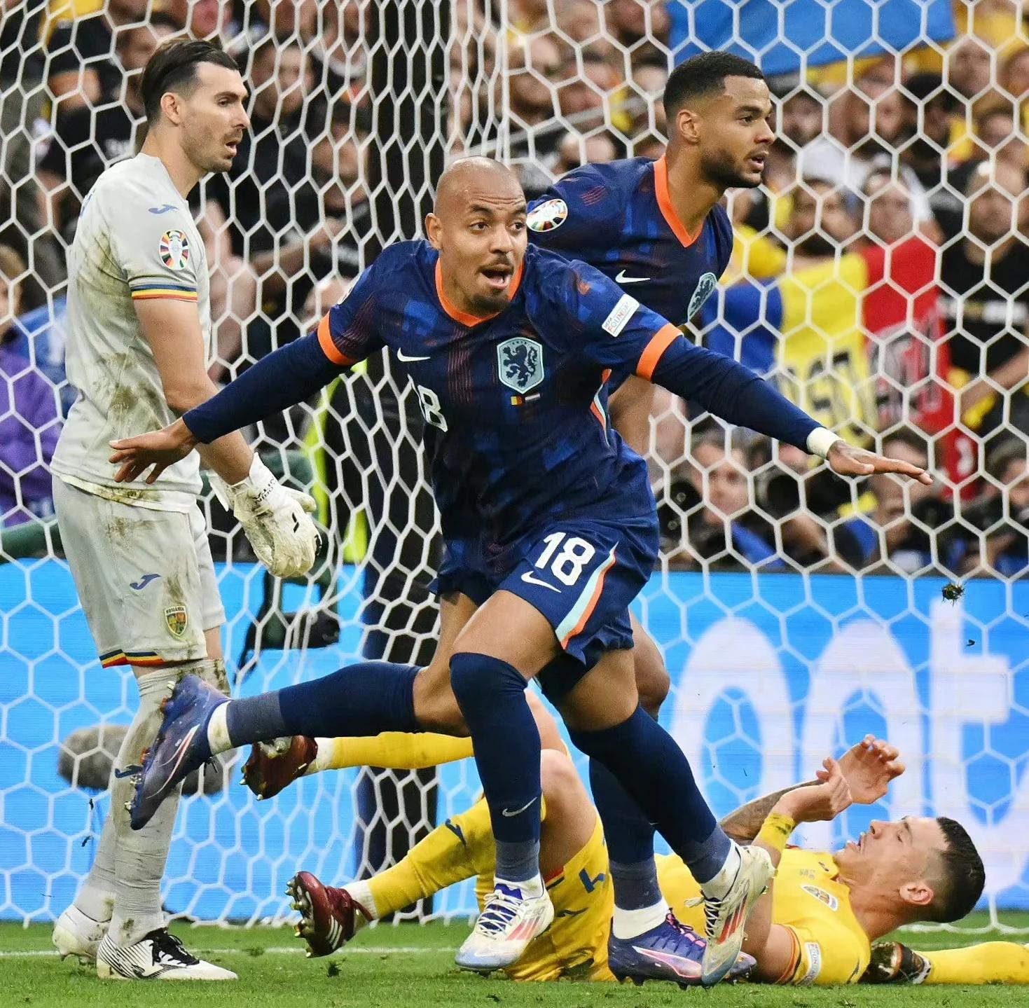 荷兰队取得胜利，争夺欧洲杯资格