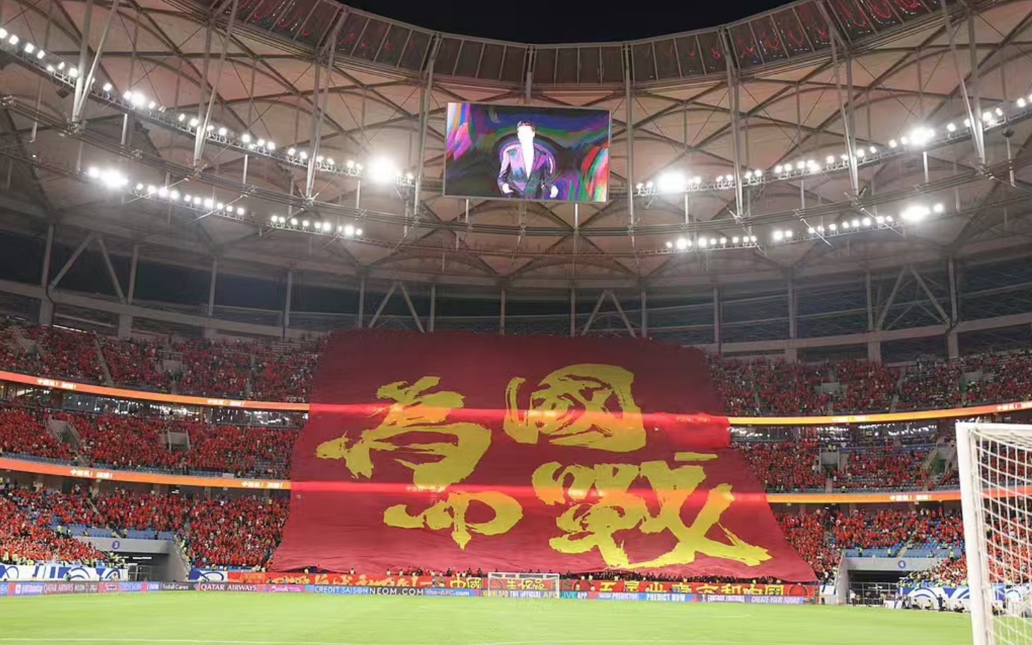 国内足球赛事引爆热情，球迷欢呼加油声不断