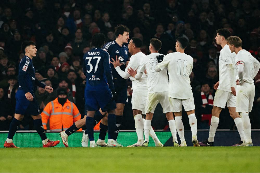 曼联主场逆转阿斯顿维拉，取得胜利