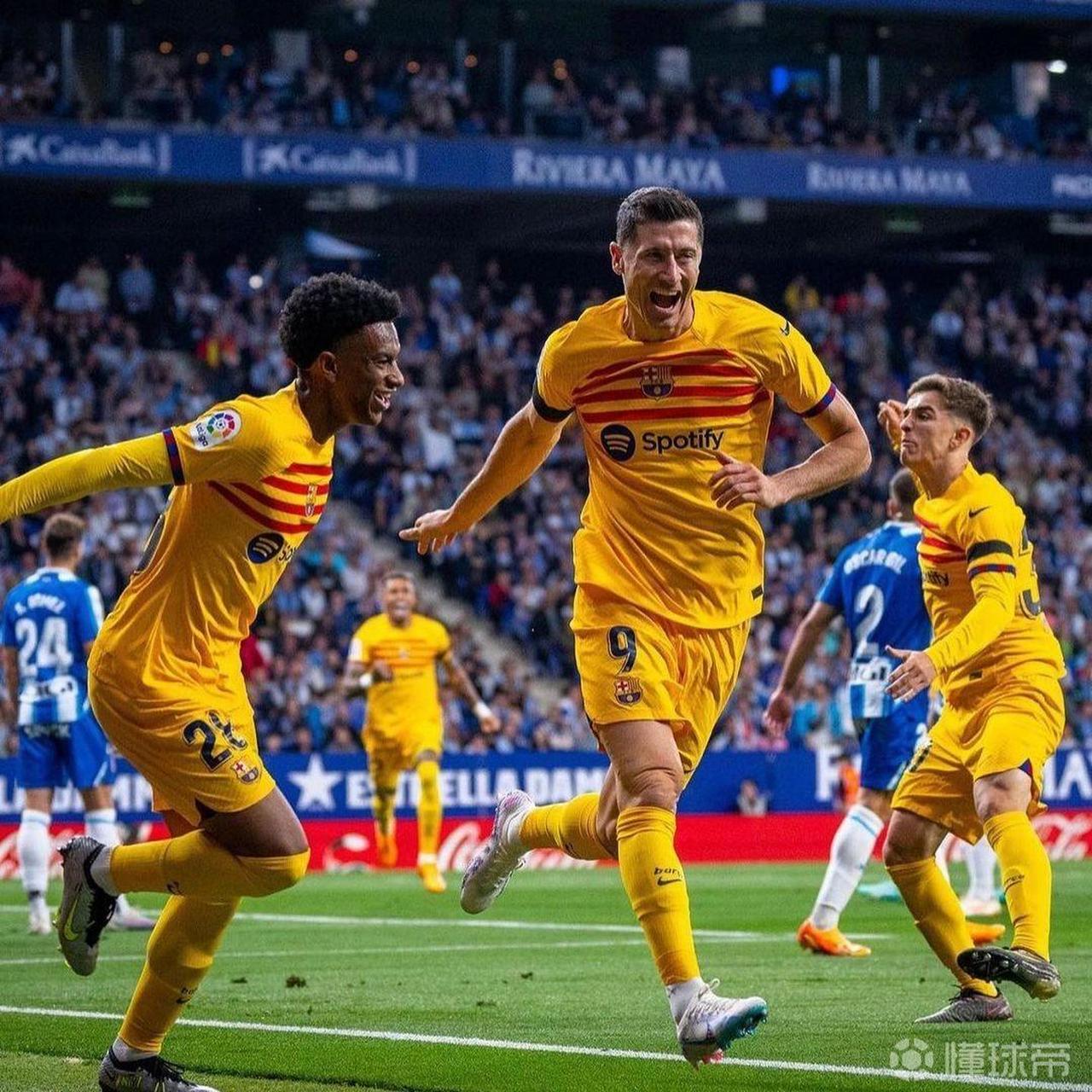 日红蓝决斗总结，梅开二度莱万助拜仁战胜的简单介绍