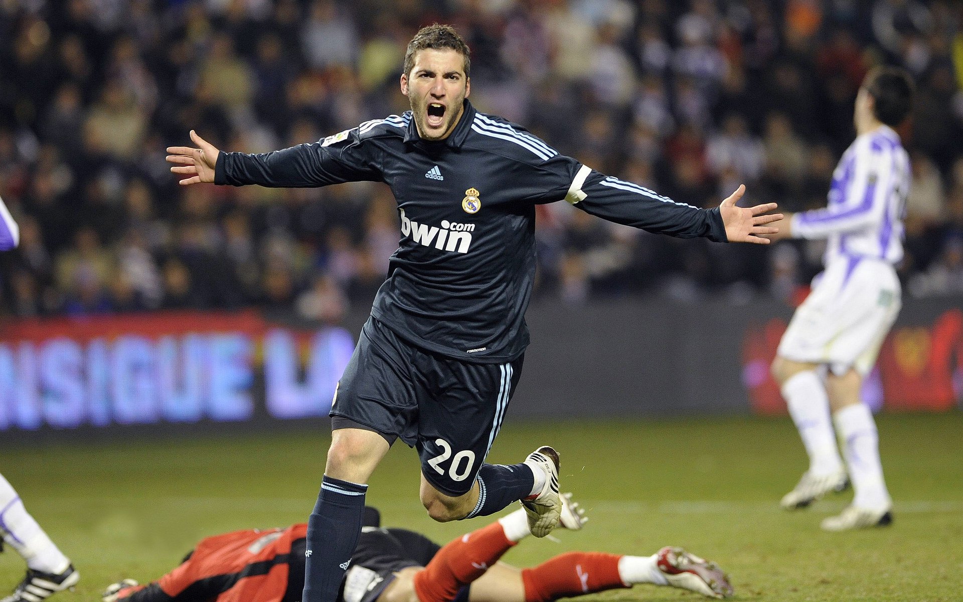 哈登焦点对战，西亚卡姆与50激战利物浦分钟，刷新纪录胜负难料！全场沸腾不已