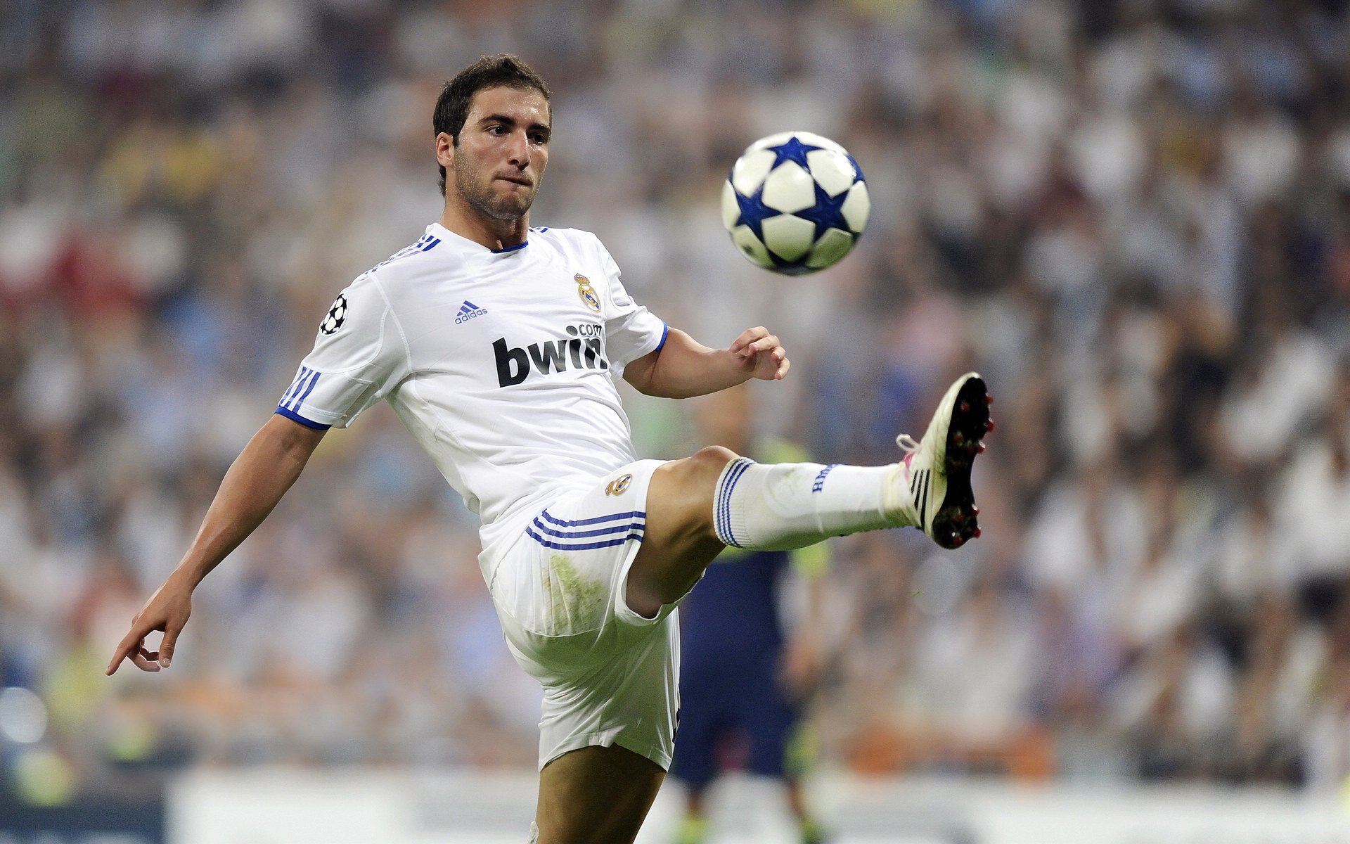 RNG不断突破!德布劳内连续五场比赛得分超过战术调整气势如虹延续